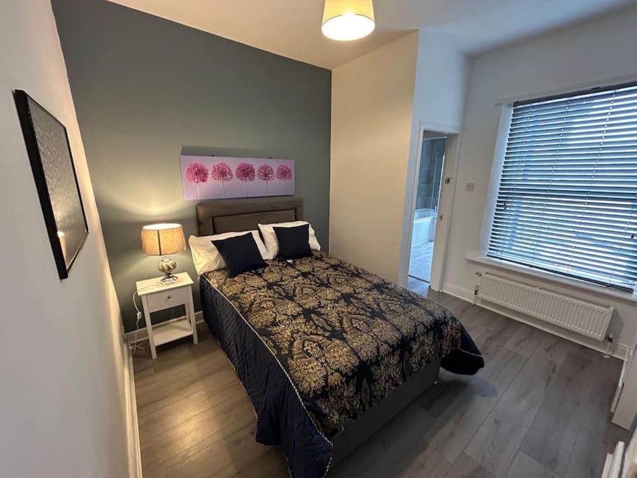 Spacious Homely 3 Bed Property Newcastle-under-Lyme Exteriör bild